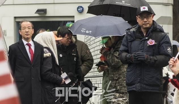 ▲ 지난해 2월22일 서울 상암동 MBC 신사옥 광장에서 열린 친박집회에 박상후(왼쪽) MBC 시사제작국 부국장이 극우논객 변희재씨(오른쪽) 옆에 서 있다. 사진=이치열 기자 truth710@