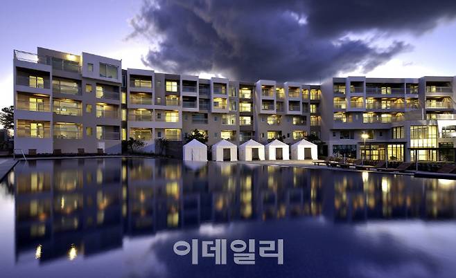 SM그룹 계열사인 하이플러스카드가 인수한 제주 부티크 호텔 ‘빌라 드 애월’ 전경.