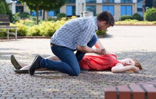 거리에서 실신한 여성