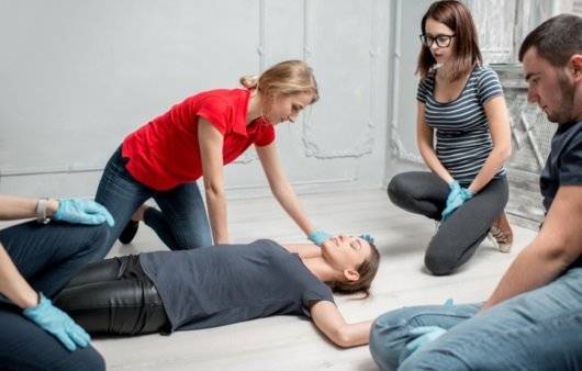 기절한 남성을 돌보는 사람들