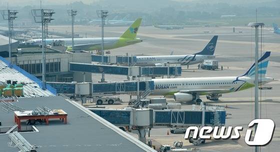 한국공항공사와 인천국제공항공사 통계에 따르면 저비용항공이 처음 취항한 2005년 8월 이후 지난달까지 운임을 낸 누적 승객이 1억1천479만명을 기록했다. 11일 서울 강서구 김포공항의 국내선 계류장에서 국내 저비용항공사(LCC; Low Cost Carrier) 여객기들이 운항을 준비하고 있다. 2016.7.11/뉴스1 © News1 박지혜 기자