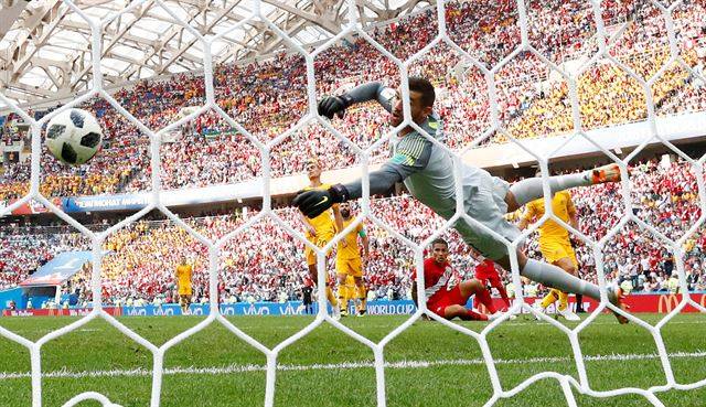 러시아  소치의 피스트 스타디움에서 26일(현지시간) 2018 러시아 월드컵 C조 조별리그 페루와호주 경기가 열리고 있는 가운데  36년만에 본선에 진출한 페루의 파울로 게레로 선수가 추가 득점을 하고 있다. 2-0으로 페루 승리. 로이터 연합뉴스