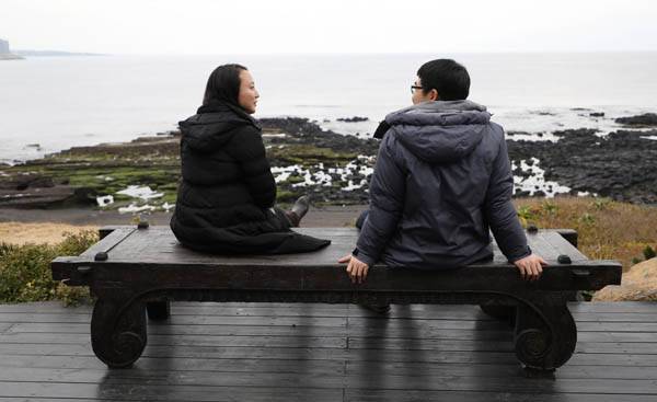 제주도 대정읍의 한 벤치에 앉아 있는 30대 커플의 모습. (이 사진은 기사 내용과 직접 관련 없음)/김창길 기자