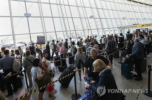 지난해 6월 30일(현지시간) 뉴욕 존 F 케네디 국제공항 국제선 터미널 앞에서 여행객들이 택시를 타기 위해 줄서 있는 모습. [EPA=연합뉴스]      bulls@yna.co.kr