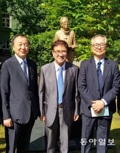 왼쪽부터 허승철 고려대 교수, 민병욱 한국언론재단 이사장, 이규형 위원장