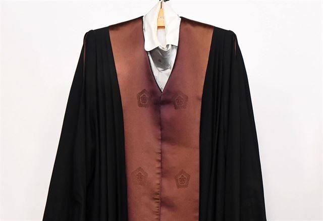 햇빛에 장 시간 노출되면서 실크 소재인 양단이 누렇게 탈색된 판사의 법복.