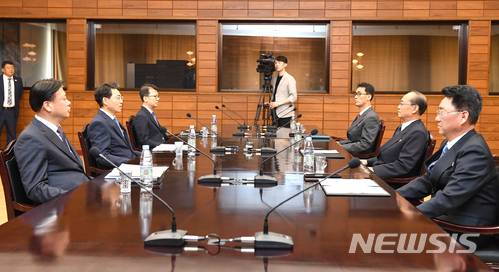 【서울=뉴시스】남북은 이날 오전 10시 판문점 북측 통일각에서 김정렬 국토교통부 2차관과 박호영 국토환경보호성 부상을 각 수석대표와 단장으로 한 분과회의 전체회의를 개시해 오전 10시25분에 마쳤다. 2017.06.28. (사진=통일부 제공)photo@newsiscom