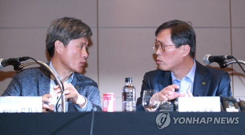 논의하는 한수원 사장 (서울=연합뉴스) 홍해인 기자 = 정재훈 한국수력원자력 사장(오른쪽)이 15일 오후 서울 삼성동 인터콘티넨탈 코엑스 호텔에서 열린 경영 현안 설명회에서 월성 1호기 조기 폐쇄 관련 취재진의 질문에 답하며 전휘수 발전부사장과 논의하고 있다. 2018.6.15      hihong@yna.co.kr