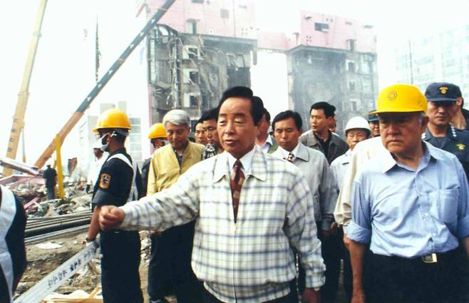 당시 김영삼 대통령이 삼풍백화점 붕괴 사건 현장을 둘러보고 있다. <한겨레> 자료 사진.
