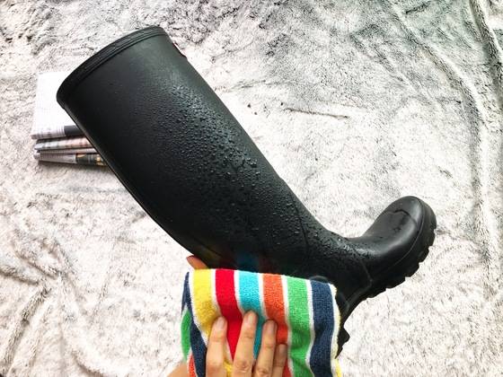 착용 후엔 반드시 물기를 닦아 두어야 레인부츠 수명이 길어진다.