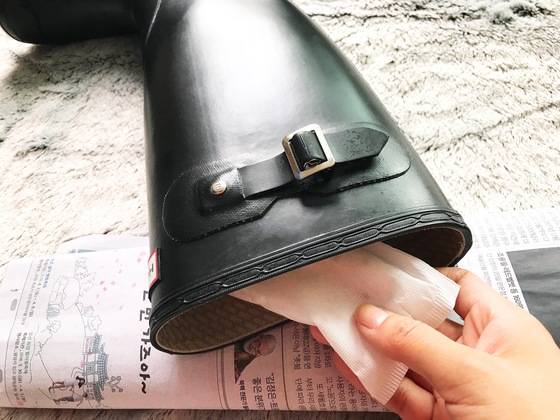 장마철이 지나고 부츠를 보관할 때 안에 제습제를 넣어두면 악취를 막을 수 있다.