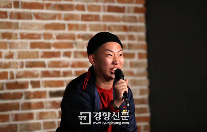 누구나 참여할 수 있는 ‘오픈마이크’ 무대에 오른 김선응은 월드컵 독일전이 열리는 날에 맞춰 ‘붉은악마’ 티셔츠를 입고 등장했다.  정지윤 기자