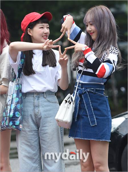 ▲ 여자친구 예린·신비 '별 포즈 유행 시킬거야'