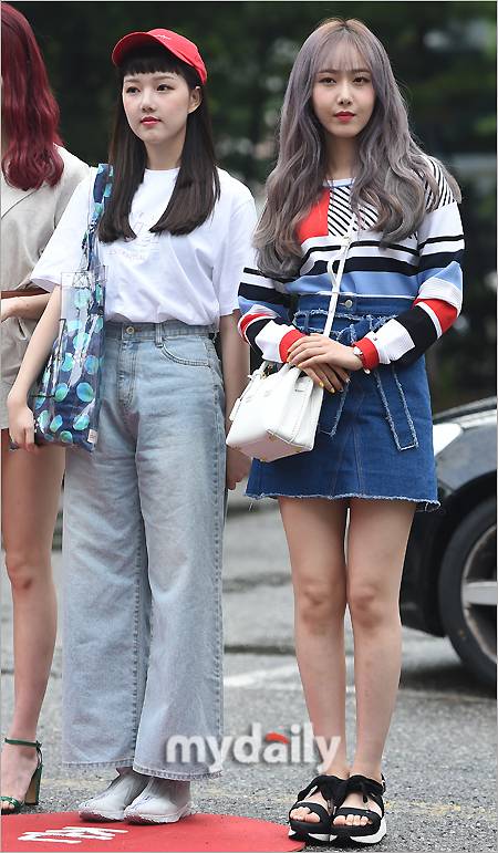 ▲ 여자친구 예린·신비 '너무나 다른 패션'