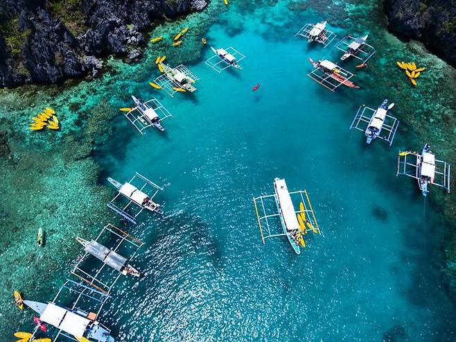 하늘에서 내려다 본 팔라완. 천혜의 자연 그대로 맑고 투명한 바다가 눈앞에 펼쳐져 있다. (사진=웹투어 제공)