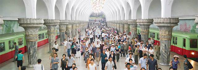 북한 평양 지하철 영광역의 내부 모습. 아름답고 화려한 건축으로 유명하다. 세밀하게 조각된 흰색 기둥이 천장을 받치고 있다. 고풍스럽고 웅장한 러시아 모스크바 지하철역에서 영감을 얻어 1987년 지어졌다. 사진 출처 가디언 홈페이지