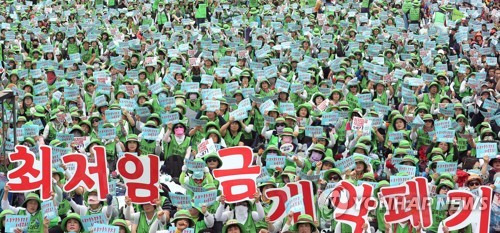 노동자들의 외침 (서울=연합뉴스) 이지은 기자 = 30일 오후 서울 광화문 광장에서 열린 '최저임금삭감법 폐기 하반기 총파업 총력투쟁 선포 및 6·30 비정규직 철폐 전국노동자대회'에서 참가자들이 구호를 외치고 있다. 2018.6.30      jieunlee@yna.co.kr