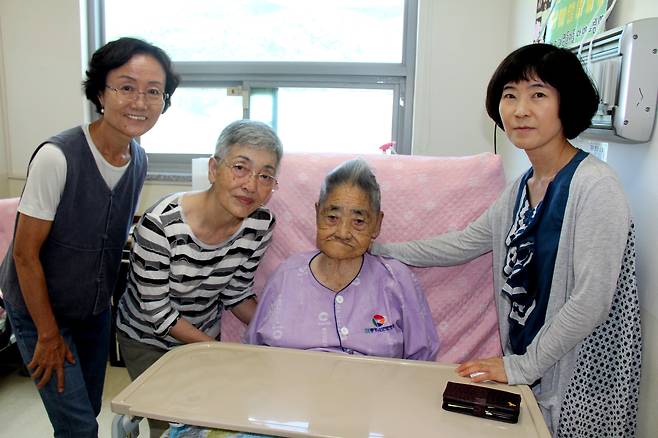 <버마전선 일본군 위안부 문옥주> 저자 모리카와 마치코 작가(왼쪽 두번째)가 안이정선 정신대할머니와함께하는시민모임 대표(왼쪽, 송도자 일본군위안부할머니와함께하는 통영거제시민모임 대표(오른쪽)와 함께 2017년 8월 5일 통영노인전문병원에 입원해 있는 일본군위안부 피해자 김복득(98) 할머니를 찾았다. ⓒ윤성효