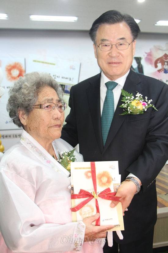 경남도교육청은 일본군 위안부 피해자 김복득 할머니의 일대기를 담은 교육자료집 <나를 잊지 마세요"를 펴내고, 2013년 3월 7일 오후 교육청 대강당에서 출판기념회를 가졌다. 사진은 고영진 전 교육감이 김복득 할머니한테 책과 성금을 전달하는 모습. ⓒ윤성효
