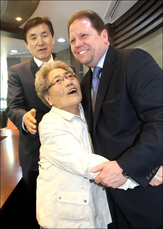 우리나라 최고령 일본군 위안부 김복득 할머니가 2012년 10월 11일 오전 창원대 국제교류원에서 미국 최초로 '기림비'를 세운 뉴저지주 버겐카운티 펠리세이드팍시 제임스 로툰도 시장을 만나 포옹을 나누고 있다. ⓒ윤성효