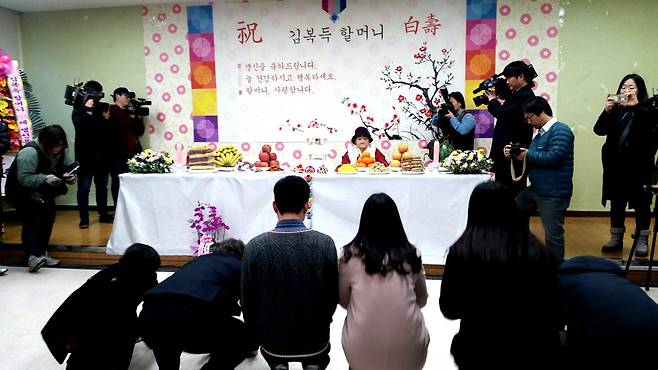 일본군위안부 피해자 김복득 할머니의 '100세 생신 축하연'이 2017년 1월 14일 오후 통영노인전문병원 강당에서 열렸다. ⓒ배윤주