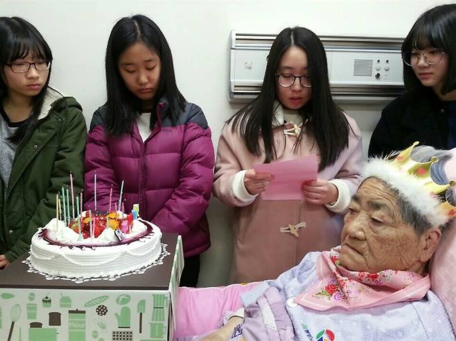 일본군위안부피해자 김복득 할머니가 통영노인병원에 입원해 계신 가운데, 통영여고와 충렬여고 학생들이 2015년 2월 7일 병실을 찾아 할머니 생일축하 모임을 가졌다. ⓒ송도자