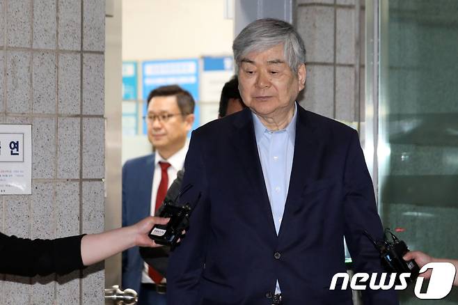 수백억대 세금 탈루와 비자금 조성 의혹을 받고 있는 조양호 한진그룹 회장이 지난달 29일 검찰의 소환조사를 마친 뒤 서울남부지방검찰청을 나서고 있다. © News1 황기선 기자
