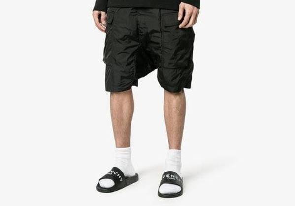 로고가 큼직하게 들어간 지방시 슬라이드. 이전 같으면 ‘아재 패션’이라 놀림 받았을 양말+슬리퍼 조합도 세련된 차림으로 선호된다. /파페치 제공