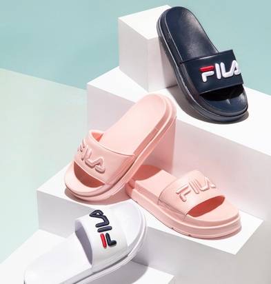 복고풍 열풍을 타고 로고가 크게 들어간 화려한 색상의 슬리퍼가 인기를 끈다./휠라코리아 제공