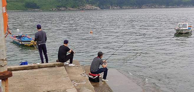 모사금해수욕장 방파제에서 한가롭게 낚시를 즐기는 모습 ⓒ심명남