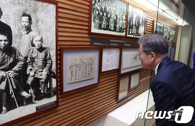 중국을 국빈방문 중인 문재인 대통령이 16일(현지시간) 중국 충칭시 대한민국 임시정부 청사를 방문해 역사전시실을 둘러보고 있다.(청와대 페이스북) 2017.12.16/뉴스1 © News1 이광호 기자