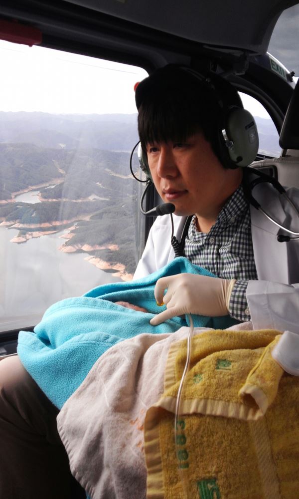 안동병원 항공의료팀 전문의가 경북닥터헬기로 신생아를 이송하고 있다. 안동병원 제공