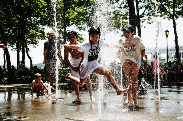 35.5도가 웃도는 무더운 날씨를 보이고 있는 2일(현지시간) 미 뉴욕의 배터리 파크를 찾은 어린이들이 바닥분수대에서 물놀이를 하며 더위를 식히고 있다.  EPA 연합뉴스