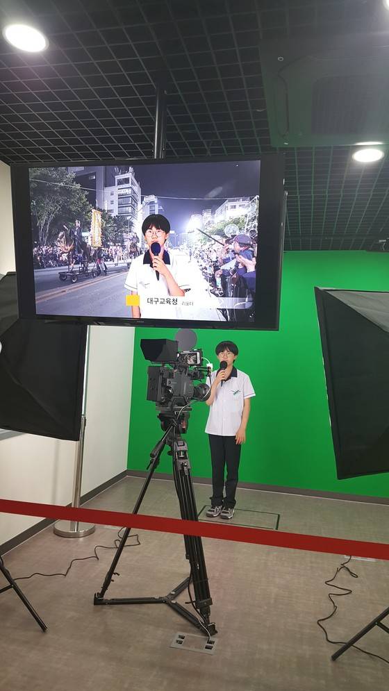 대구교육박물관에서 지난달 29일 대구 상인중학교 학생이 기자 체험을 하고 있다. [사진 대구교육박물관]
