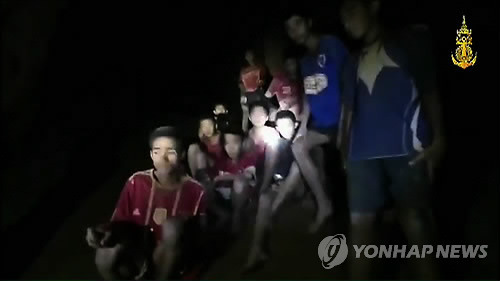 태국 동굴실종 소년들, '기적적' 생존 확인 (매사이<태국> AFP=연합뉴스) 태국 북부 치앙라이주 매사이 지구 탐루엉 동굴 안에서 실종됐다가 무사한 상태로 발견된 유소년 축구팀 선수들 모습. 태국 해군이 2일(현지시간) 공개한 영상 화면을 캡처한 사진이다. 이날 나롱싹 오소따나꼰 치앙라이 지사는 지난달 23일 훈련을 마치고 관광 목적으로 이 동굴에 들어간 뒤 연락이 끊긴 11∼16세 소년 12명과 20대 코치 등 13명이 모두 살아있는 것으로 확인됐다고 전했다.    lkm@yna.co.kr