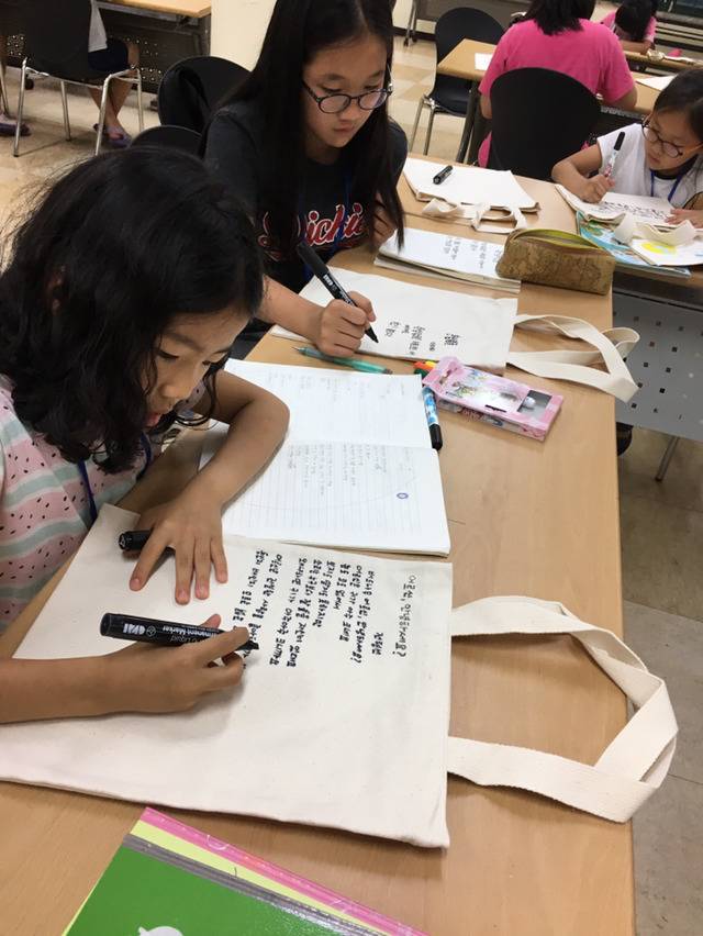 지난해 열린 권태응어린이시인학교에 참가한 어린이들. 이안 시인 제공.