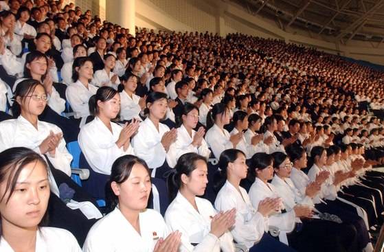 지난 2003년 10월 평양 류경 정주영체육관 개장기념 공연이 열린 체육관에서 동원된듯한 북한 여성들이 무표정으로 관람하고있다. [중앙포토]