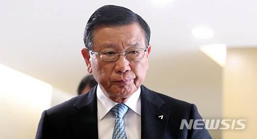 【서울=뉴시스】추상철 기자 = 박삼구 금호아시아나그룹 회장이 4일 오후 서울 종로구 금호아시아나그룹 광화문사옥에서 아시아나항공 기내식 대란과 관련한 입장을 밝히기 위해 기자회견장으로 향하고 있다. 2018.07.04. scchoo@newsis.com