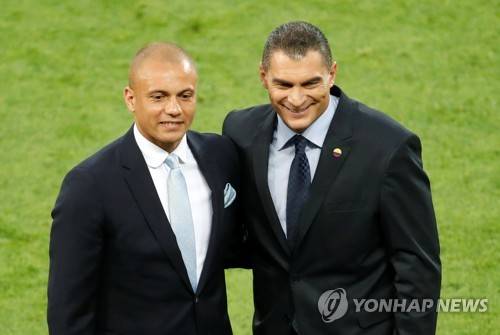 FIFA가 선정한 잉글랜드 '레전드' 웨스 브라운(왼쪽) [로이터=연합뉴스] 웨스 브라운이 4일(한국시간) 러시아 모스크바의 스파트라크 스타디움에서 잉글랜드와 콜롬비아의 2018 러시아 월드컵 16강전을 앞두고 콜롬비아의 전 대표팀 골키퍼 파리드 몬드라곤과 함께 기념촬영을 하고 있다. 2018.7.4