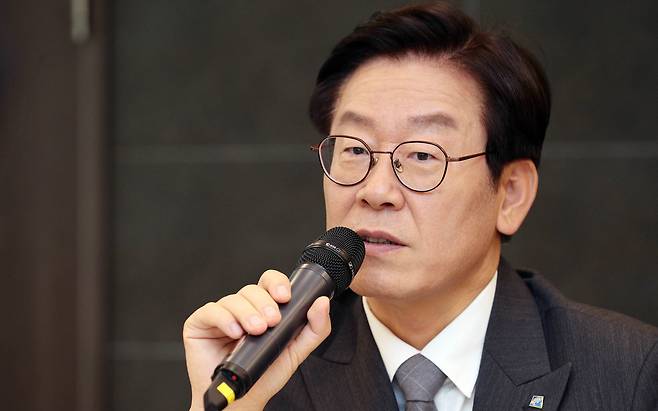 4일 오후 굿모닝하우스에서 열린 경기도청 출입 기자단과의 간담회에서 이재명 경기도지사가 인사말을 하고 있다. [사진 경기도]