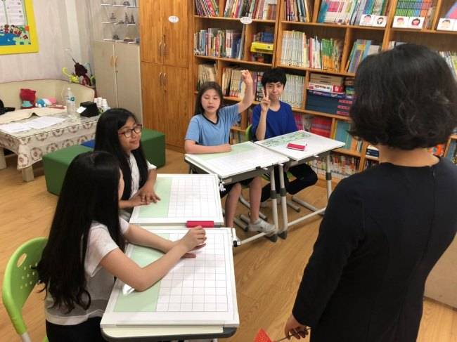 Students with muticultural backgrounds speak with their teacher at a KSL class in Daejeon Sannae Elementary School in Daejeon, on June 28. (Jo He-rim/The Korea Herald)