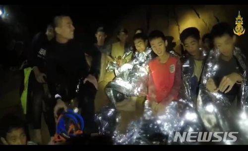 【서울=뉴시스】태국 해군이 4일 오전 공개한 동굴 실종 소년들의 모습.(사진출처: 태국 해군 페이스북 동영상 캡처)2018.07.04.