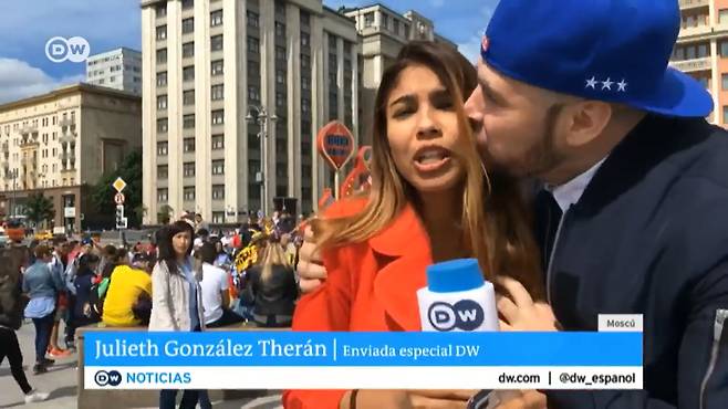 독일 방송 도이체벨레(DW)의 스페인 채널에서 일하는 콜롬비아 리포터 줄리에스 곤사레스 테란이 지난달 15일 러시아 사란스크에서 2018 러시아월드컵 현지 분위기를 전하던 중 남성팬에게 키스를 당했다. 테란과 DW는 명백한 성추행이라는 입장을 밝혔으나 온라인 상에서는 ‘페미니스트의 히스테리’라는 주장이 나오는 등 논쟁이 벌어졌다. 2018.7.5 DW 유튜브 캡처