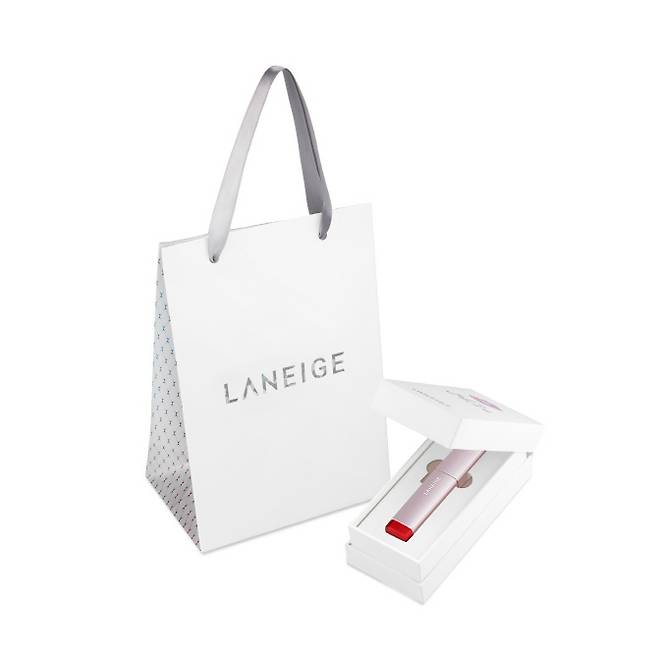 완성된 ‘투톤 립 바’. 립스틱에는 원하는 메시지를 각인할 수 있다.