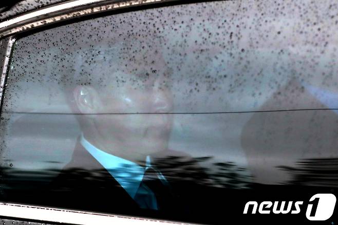 북한과 비핵화 실무협의를 지휘해온 성 김 주 필리핀 미 대사가 지난 2일 오전 서울 종로구 포시즌스호텔을 나서고 있다. 이번 성 김 주 필리핀 미대사의 방한은 마이크 폼페이오 미국 국무장관의 방북을 앞두고 북측과 판문점에서 비핵화 후속 협상 의제를 조율하는 것이 아니냐는 관측이 나오고 있다. 2018.7.2/뉴스1 © News1 임세영 기자