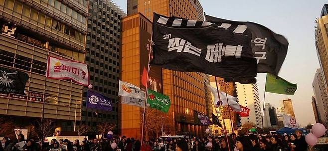 2016년 #영화계_내_성폭력 고발운동을 계기로 만들어진 페미니스트 영화인 모임 ‘찍는 페미’. ‘찍는 페미’ 페이스북 갈무리