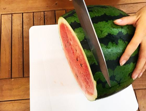 마트에서 반통 수박을 샀다면 자른 단면을 1cm 정도 잘라내고 먹는 게 안전하다.