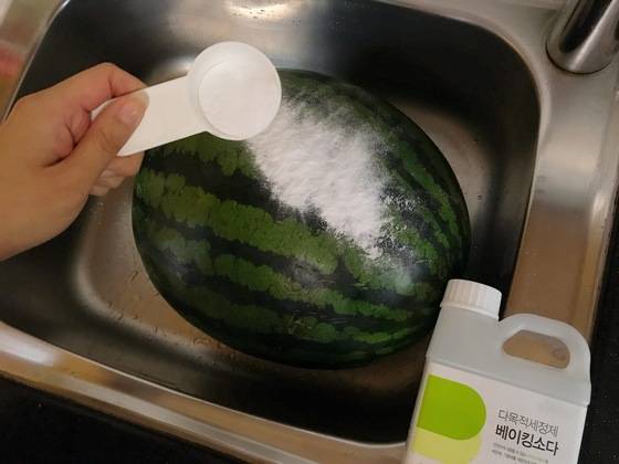 베이킹소다로 껍질을 닦고 수박을 자르면 더 위생적이다.