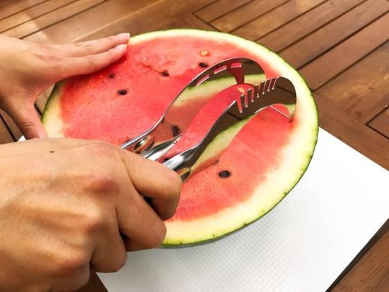 수박 자르기용 도구 '수박 슬라이서'. 수박 속과 껍질을 분리하는 원리다.