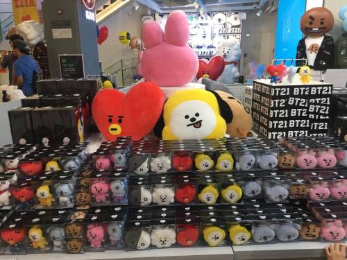 방탄소년단 멤버들이 직접 디자인 한 캐릭터로 만든 인형. [사진 = 문혜령 인턴기자]